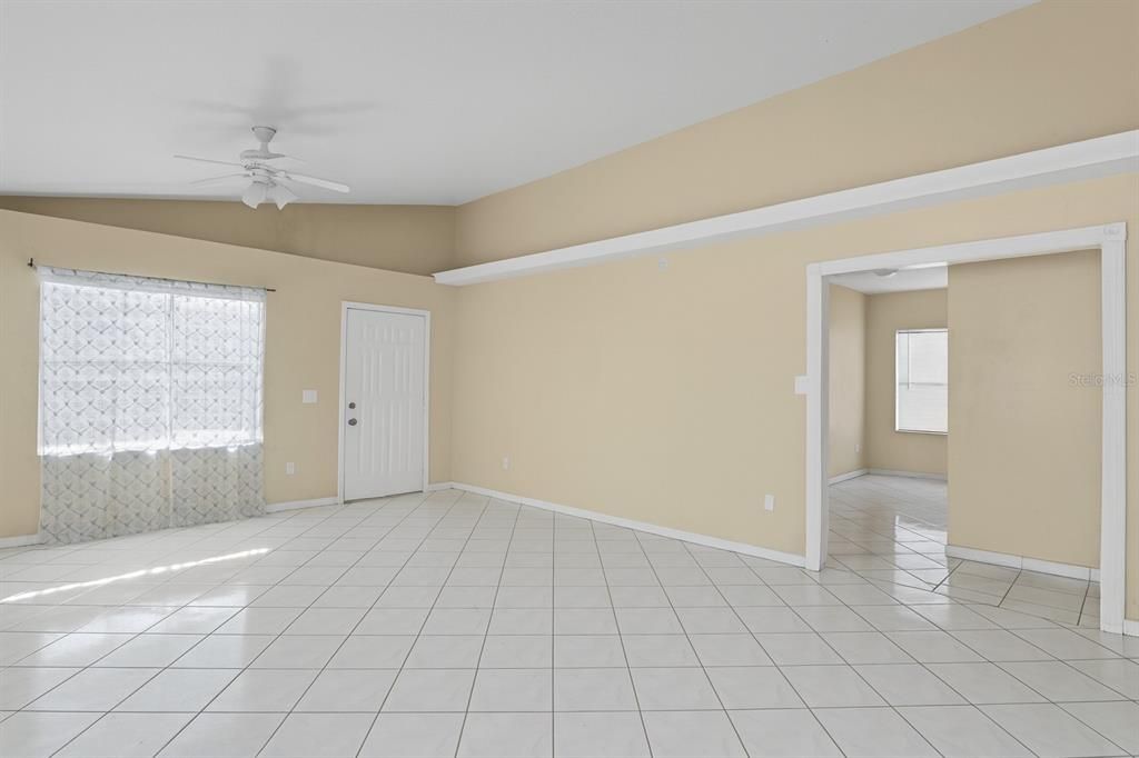 Empty room, Interior