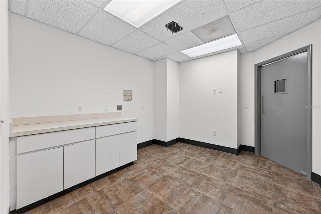 Empty room, Interior