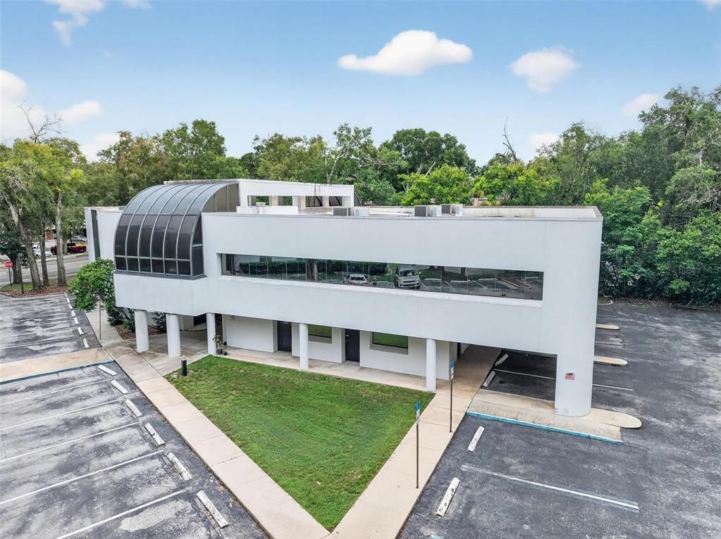 Exterior, Facade, Modern