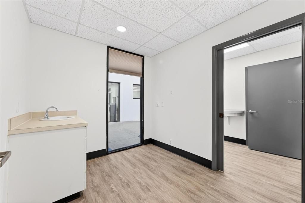 Empty room, Interior, Recessed Lighting, Washer, Wood Texture Flooring