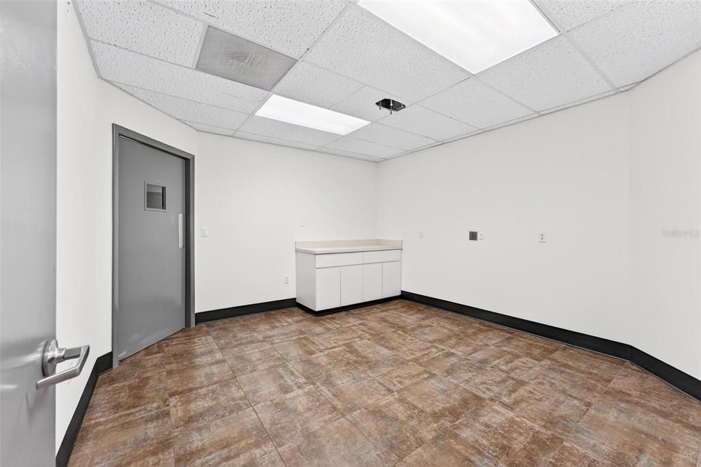 Empty room, Interior