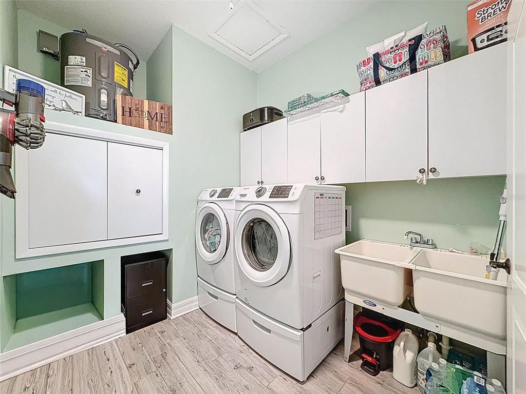 Interior, Washer, Wood Texture Flooring