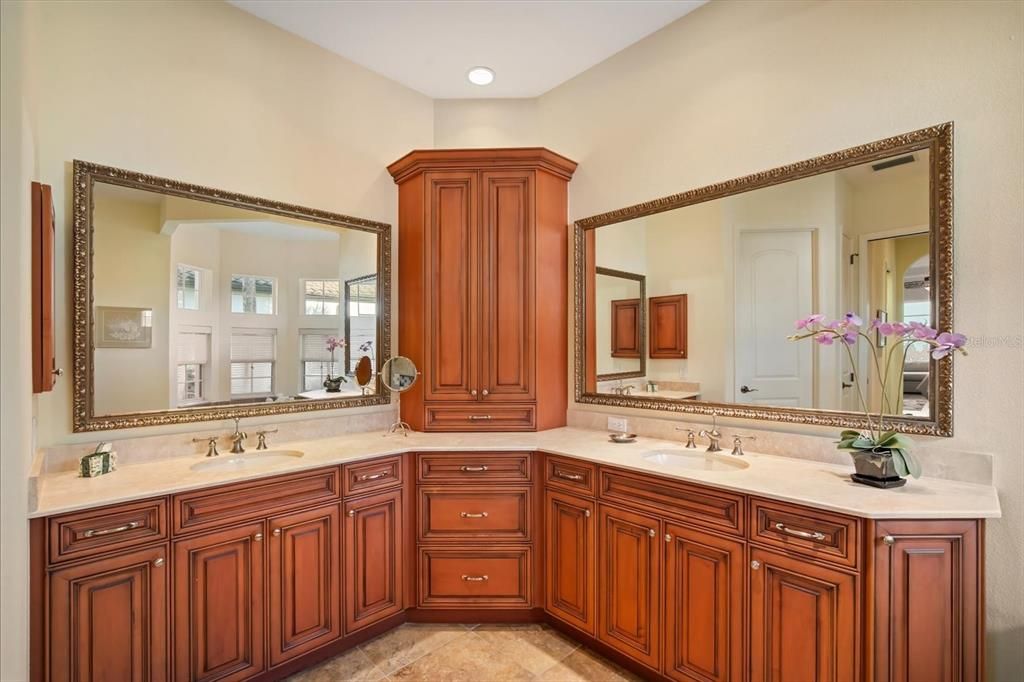 Bathroom, Dual Sink Vanities, Interior, Recessed Lighting