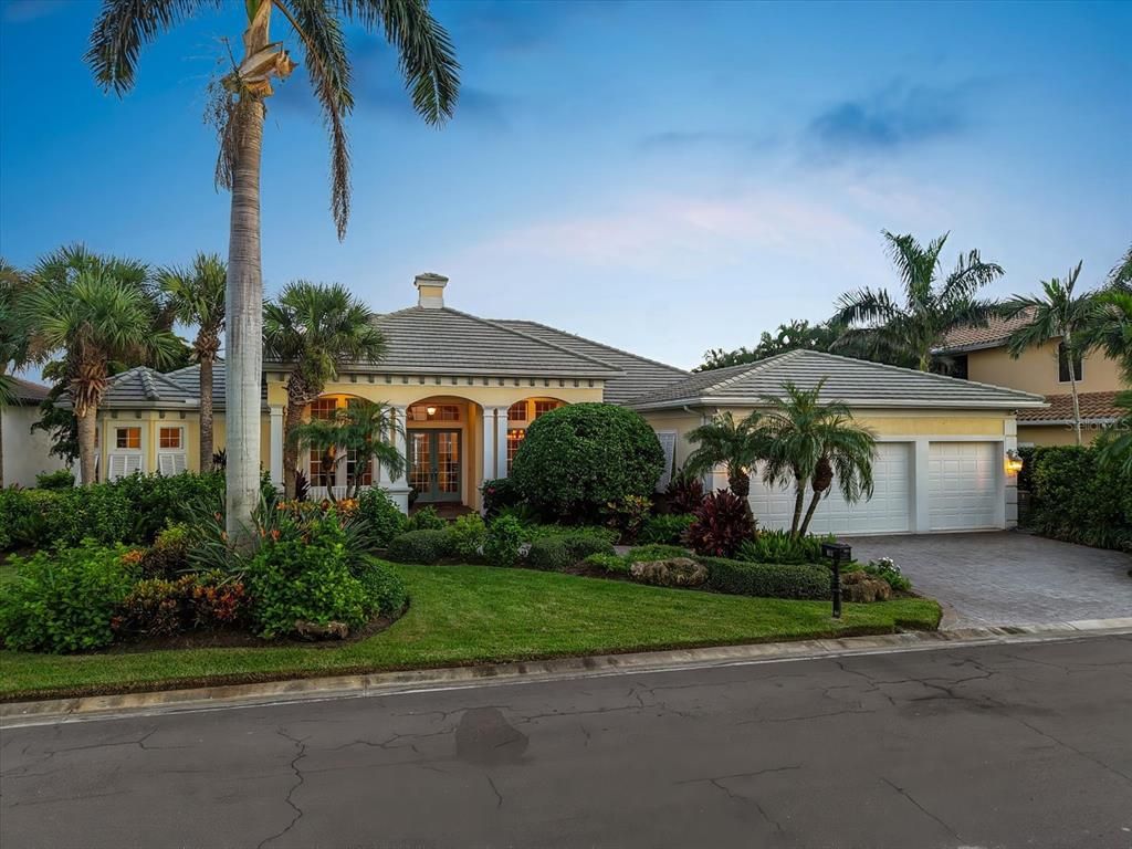 Attached, Exterior, Facade, Mediterranean