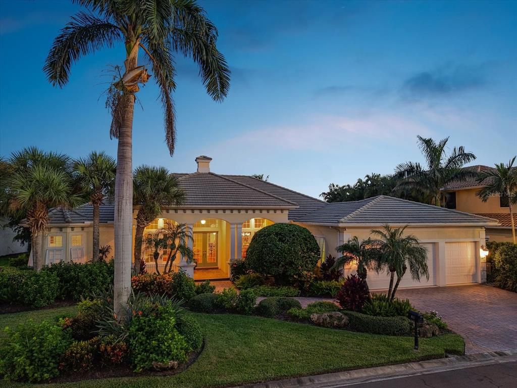 Attached, Exterior, Facade, Mediterranean