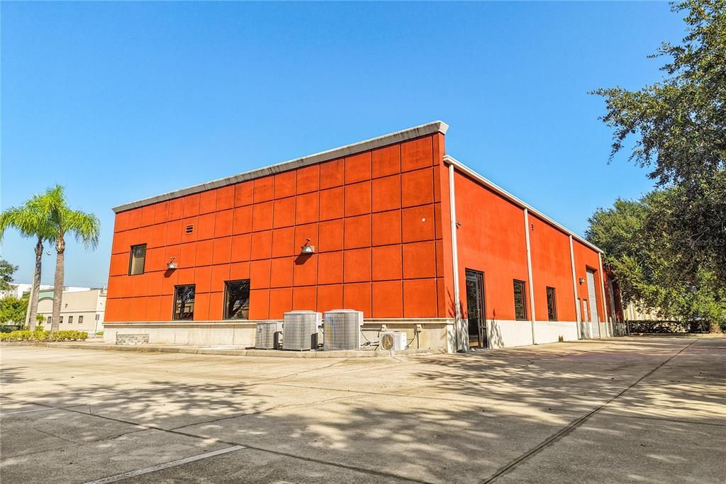 Exterior, Facade, Modern