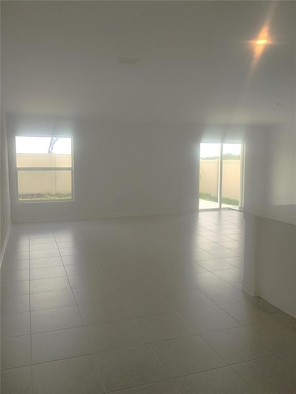 Empty room, Interior