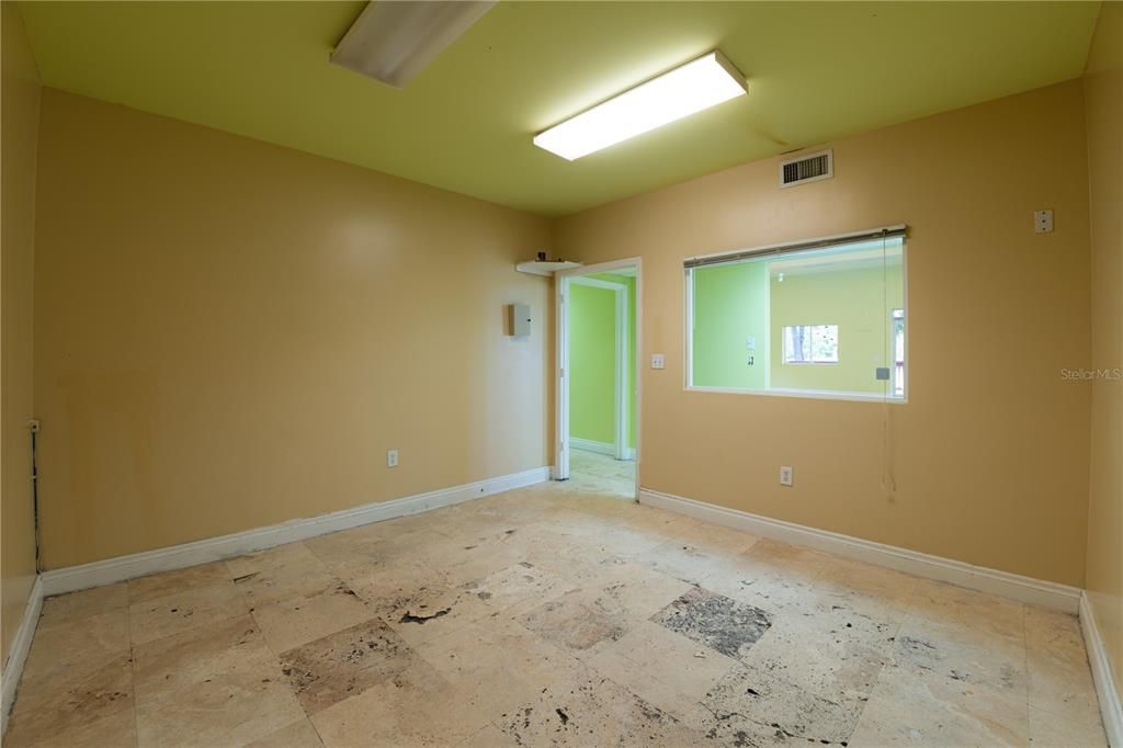 Empty room, Interior