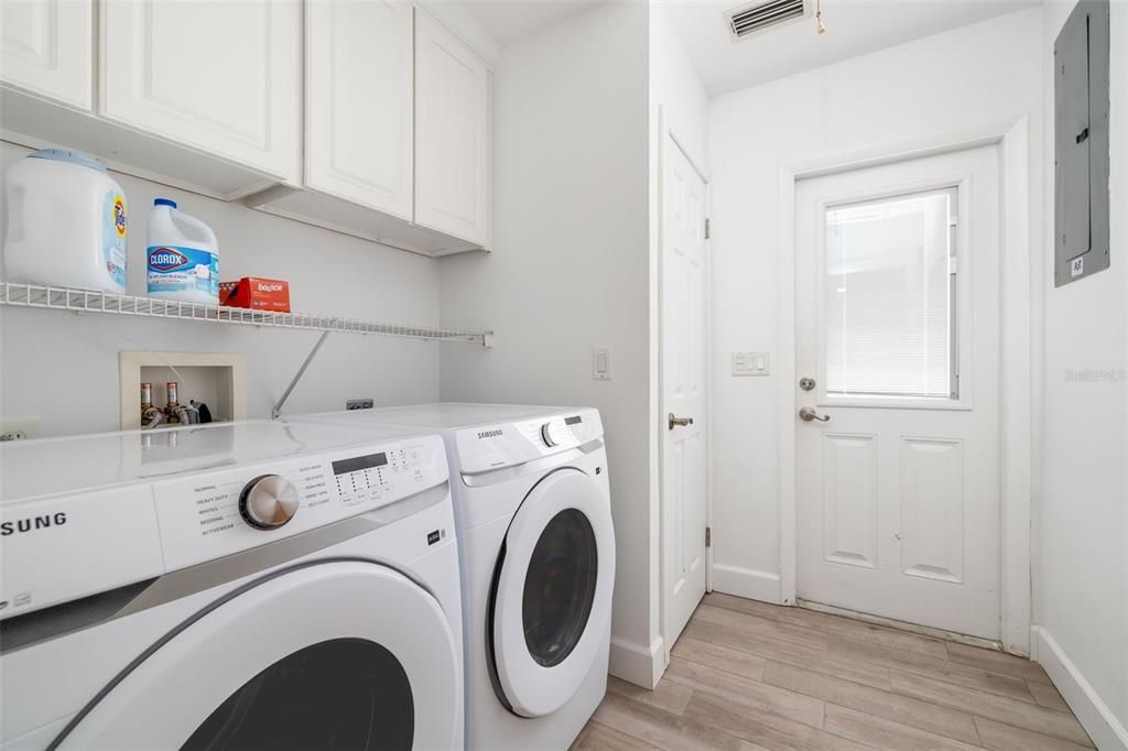 Interior, Washer, Wood Texture Flooring