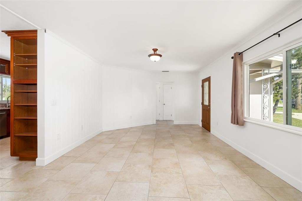 Empty room, Interior