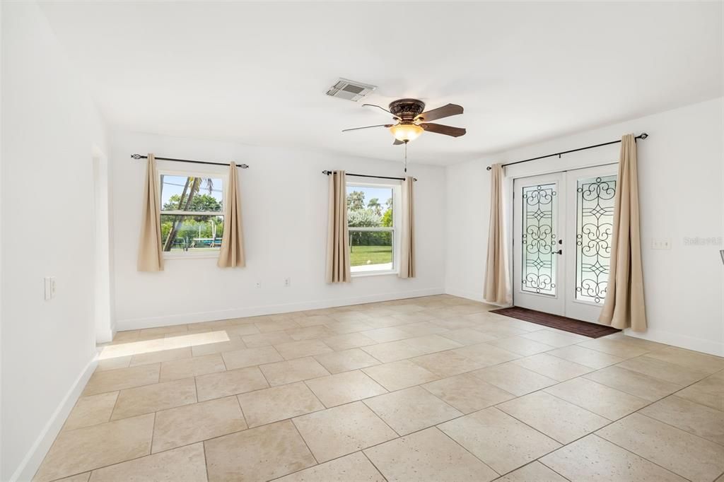 Empty room, Interior