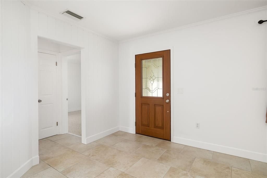 Empty room, Interior
