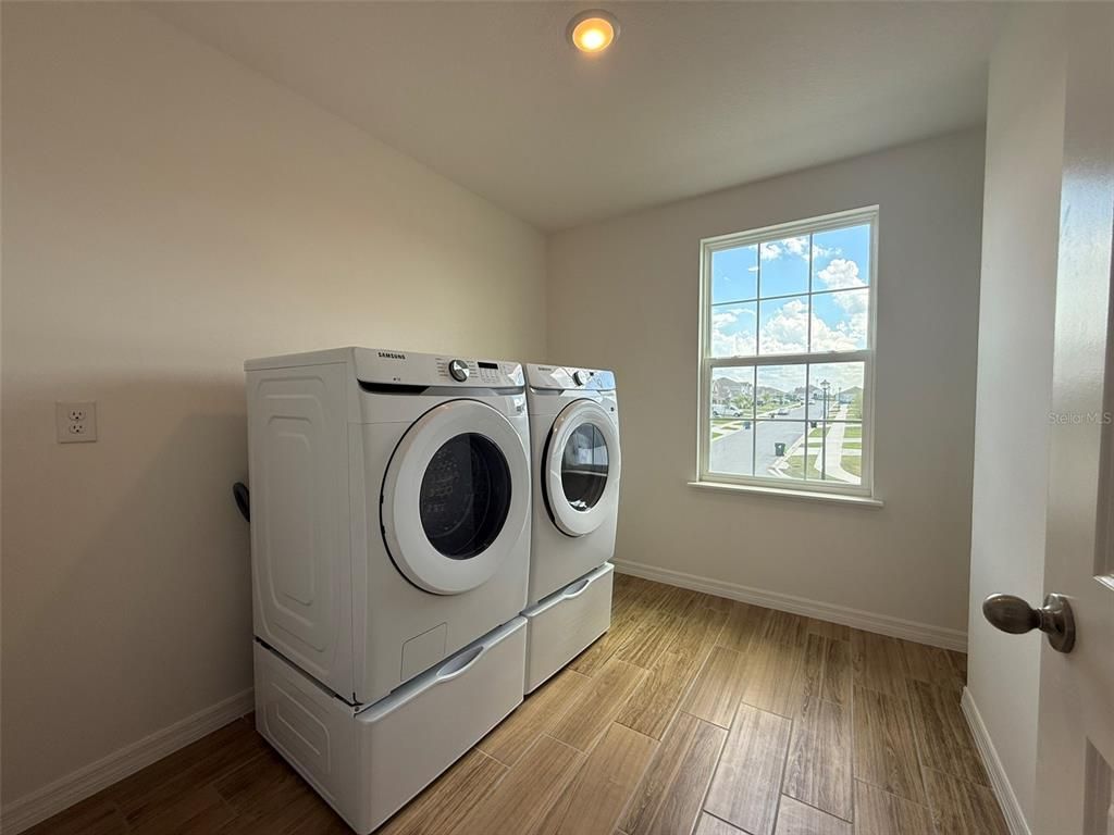 Interior, Recessed Lighting, Washer, Wood Texture Flooring