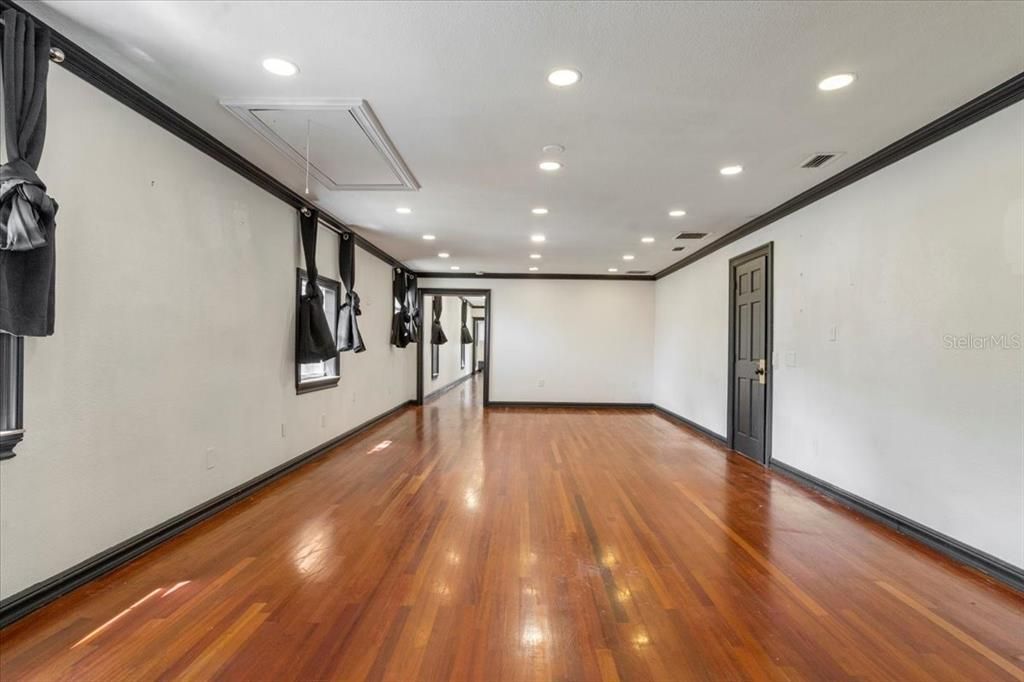 Empty room, Interior, Recessed Lighting, Wood Texture Flooring