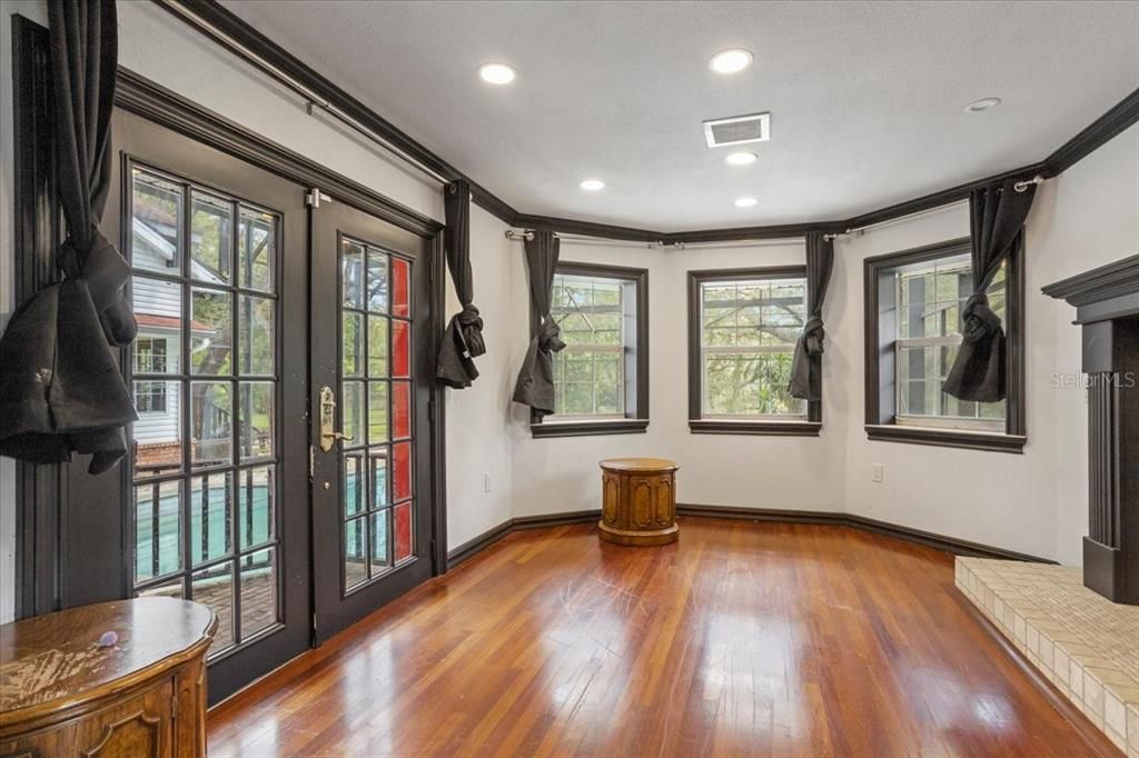 Interior, Recessed Lighting, Wood Texture Flooring