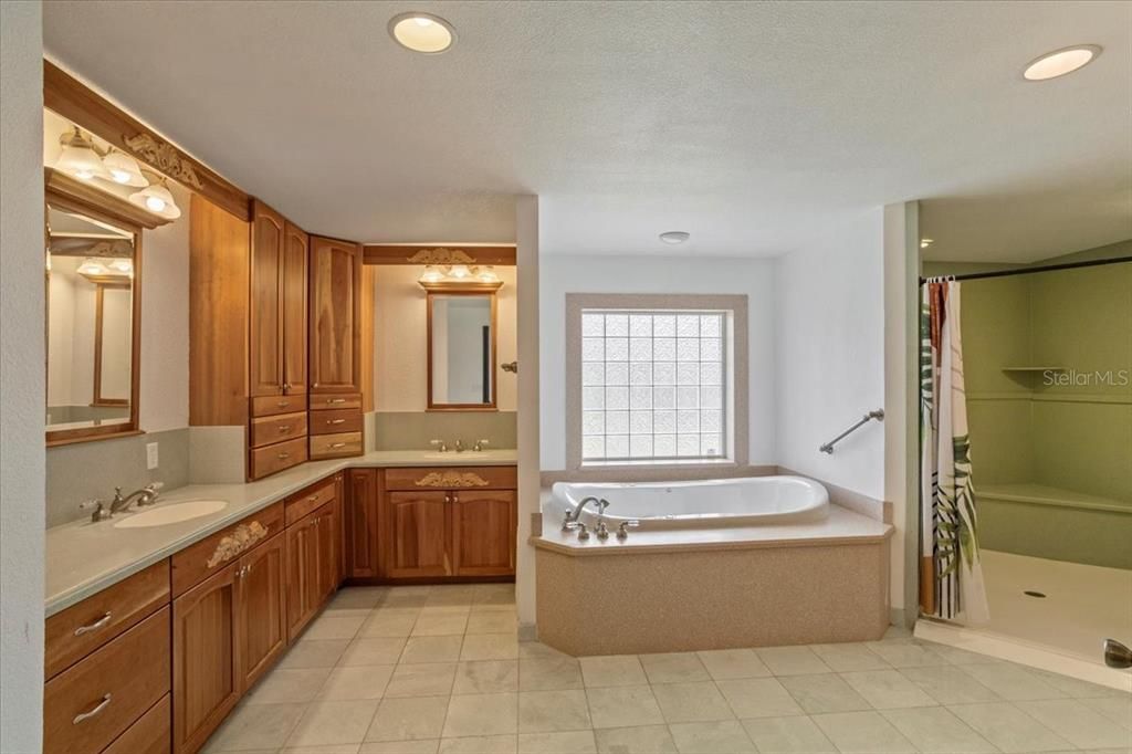 Bathroom, Dual Sink Vanities, Interior, Recessed Lighting