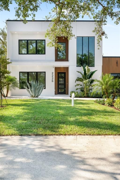Backyard, Exterior, Facade, Modern