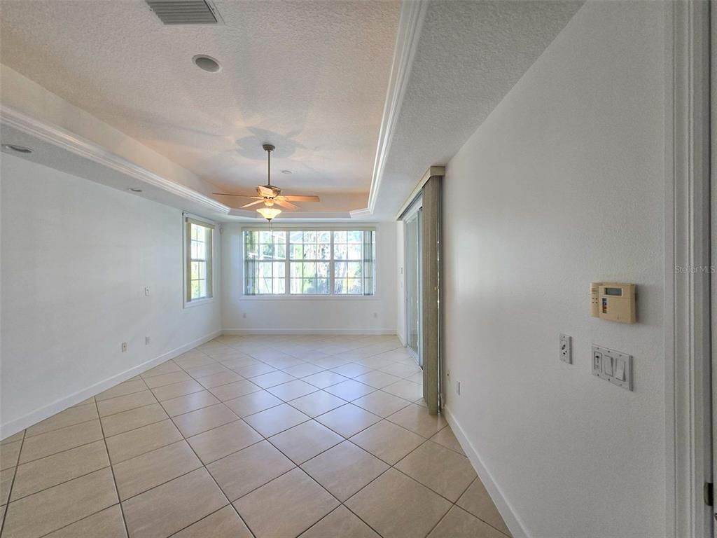 Empty room, Interior