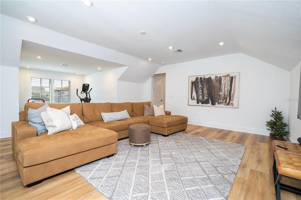 Fitness Equipment, Interior, Living room, Recessed Lighting, Wood Texture Flooring