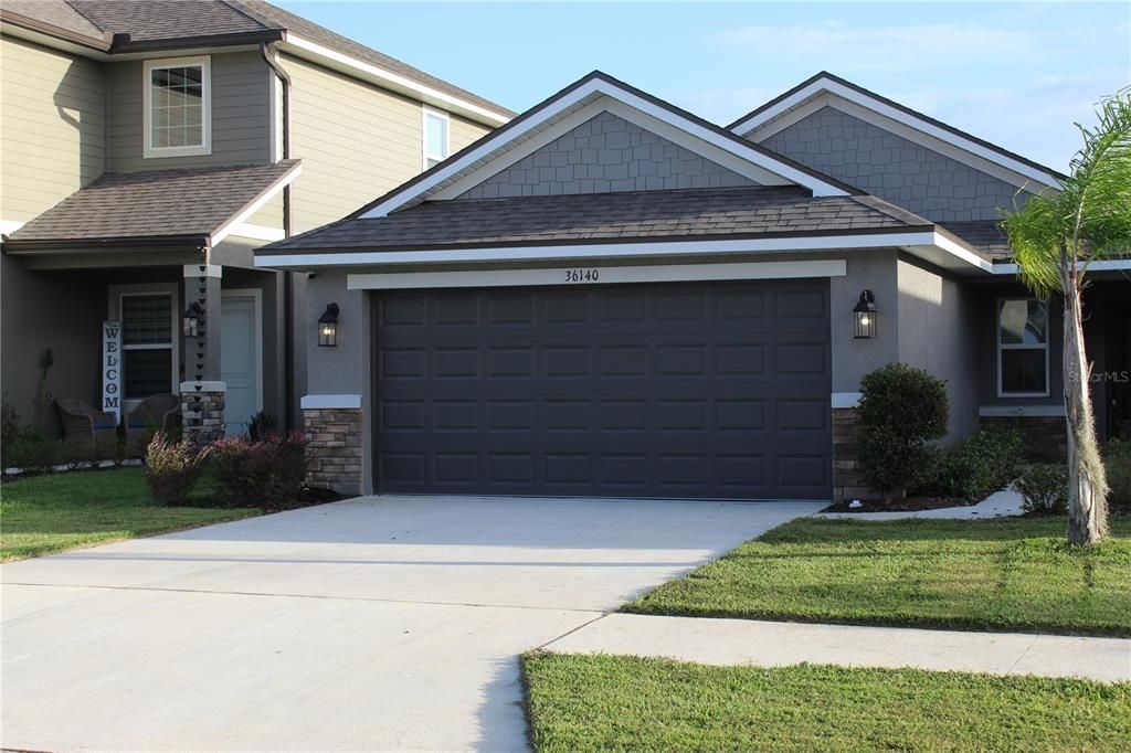 Attached, Exterior, Facade, American Craftsman