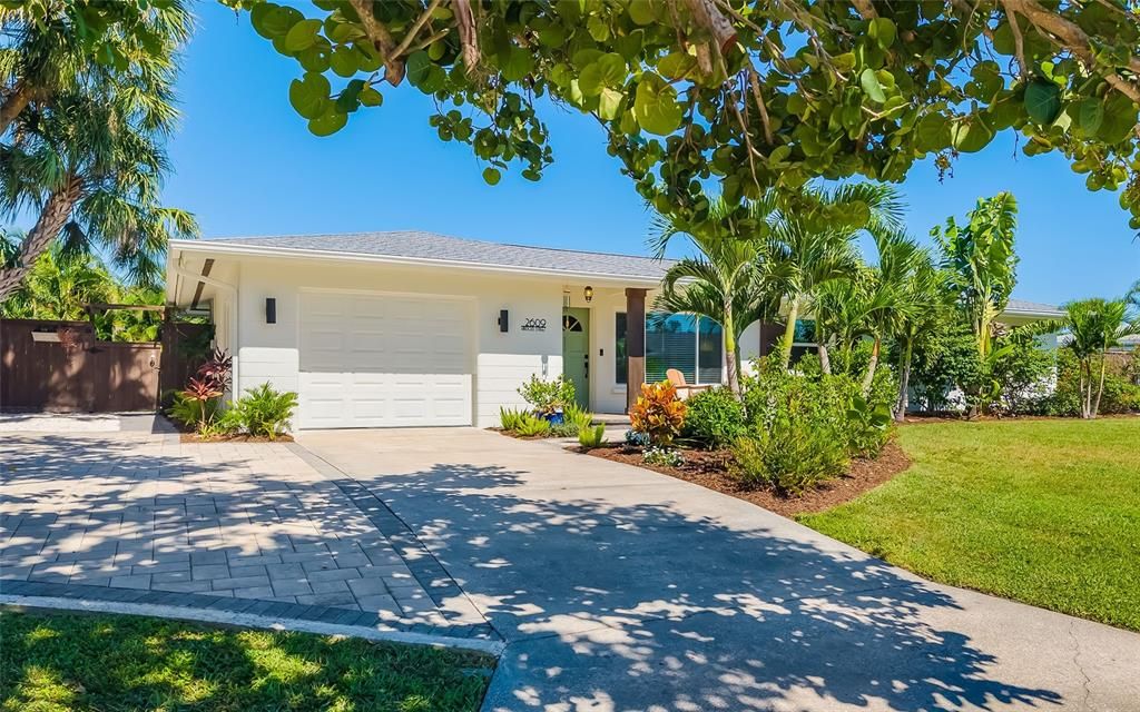 Attached, Exterior, Facade, Ranch