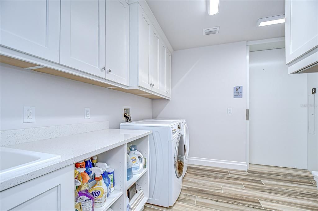 Interior, Washer, Wood Texture Flooring