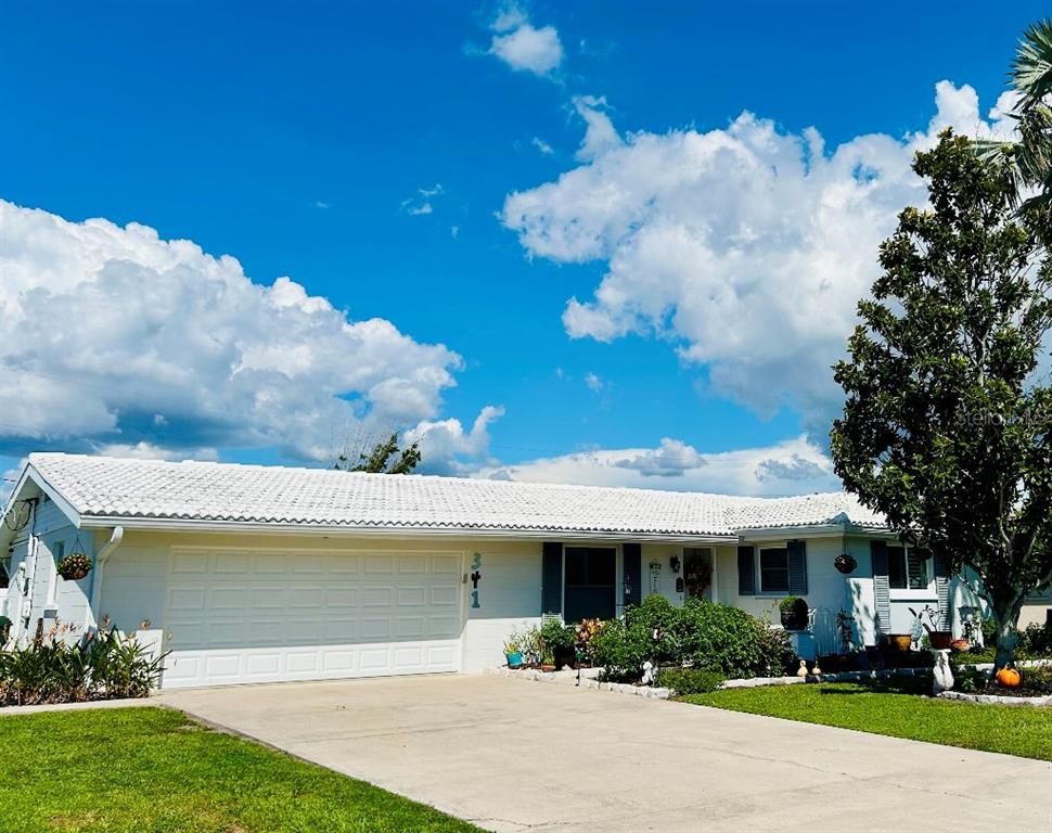 Attached, Exterior, Facade, Ranch