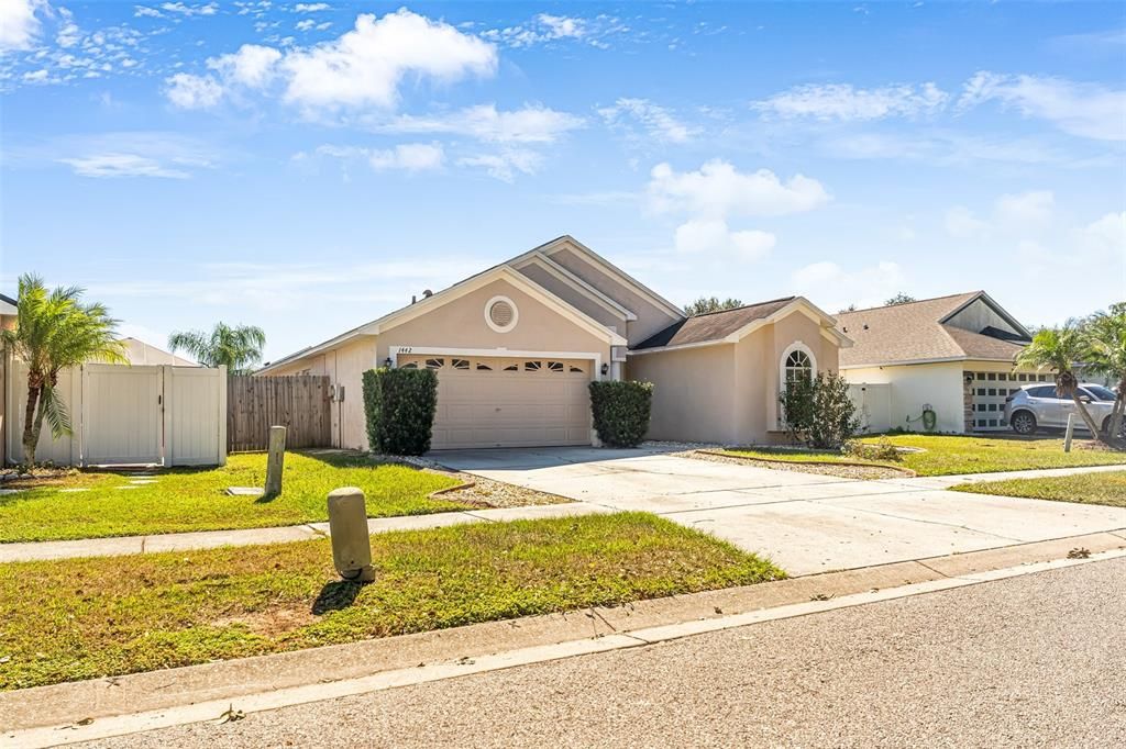 Attached, Exterior, Facade, Ranch