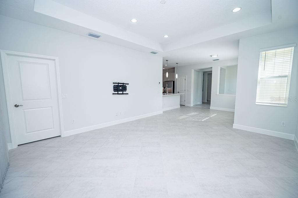 Empty room, Interior, Recessed Lighting
