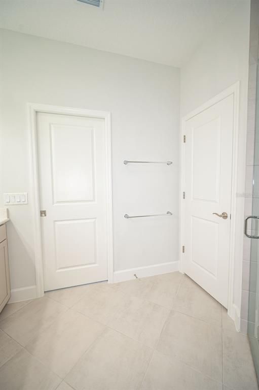 Empty room, Interior