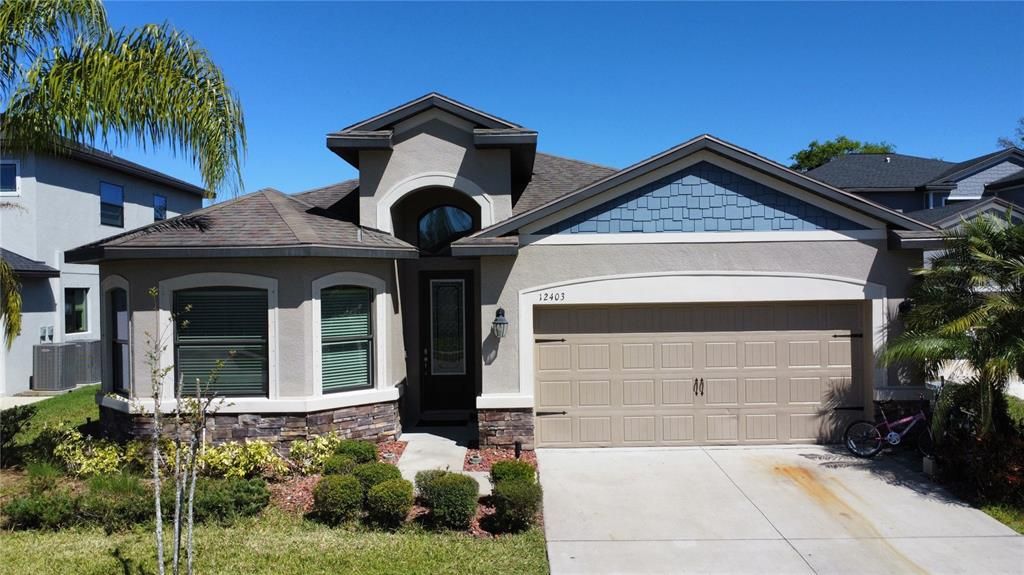 Attached, Exterior, Facade, American Craftsman