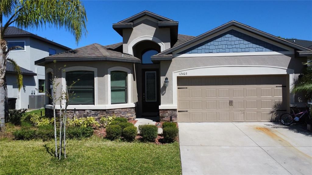 Attached, Exterior, Facade, American Craftsman