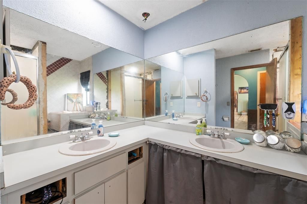 Bathroom, Dual Sink Vanities, Interior