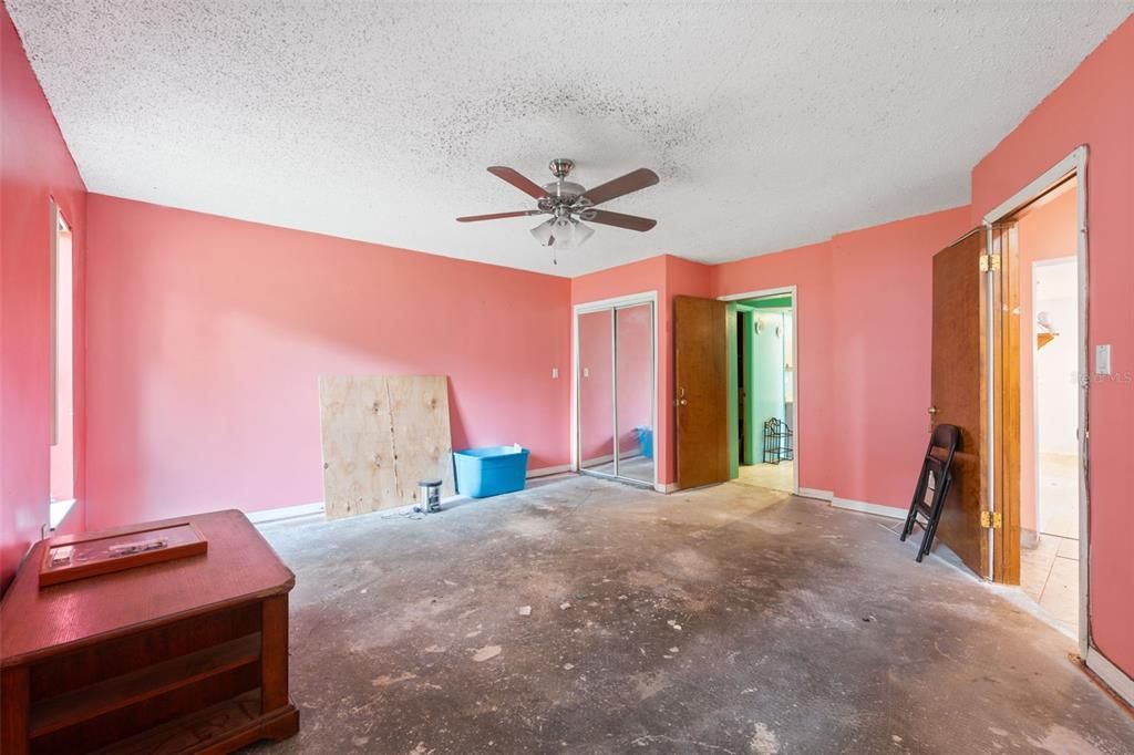Empty room, Interior