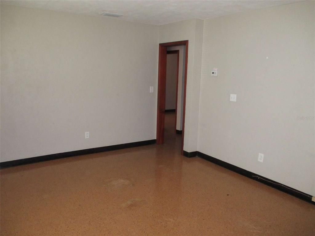 Empty room, Interior