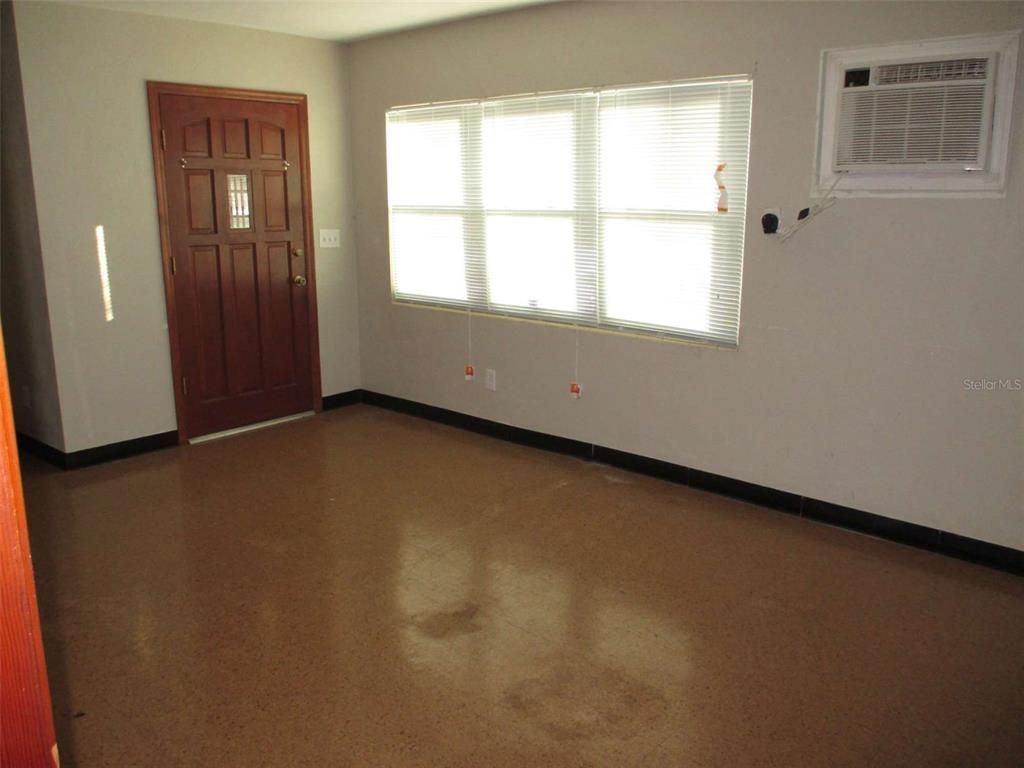Empty room, Interior