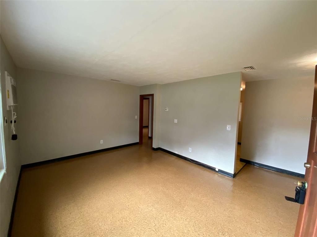 Empty room, Interior