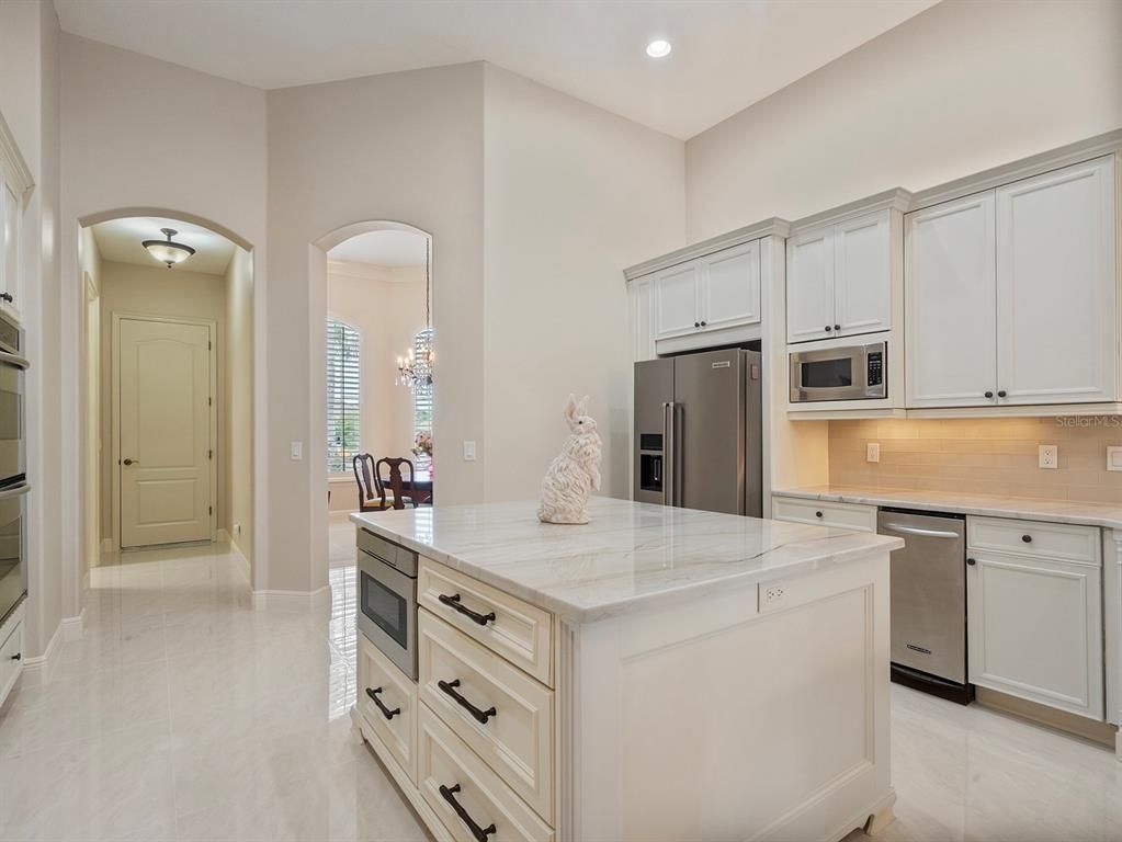 Chandelier, Dining room, Interior, Kitchen, Recessed Lighting, Stainless Steel Appliances