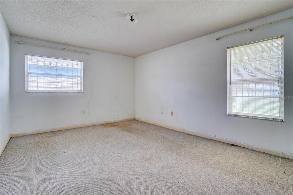 Empty room, Interior