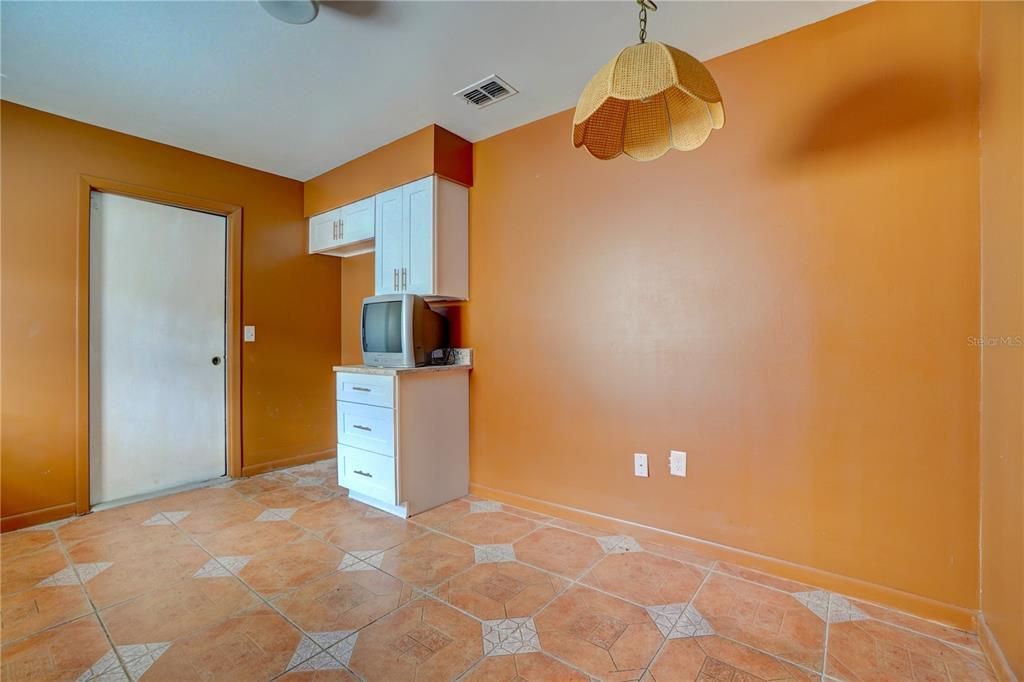 Empty room, Interior