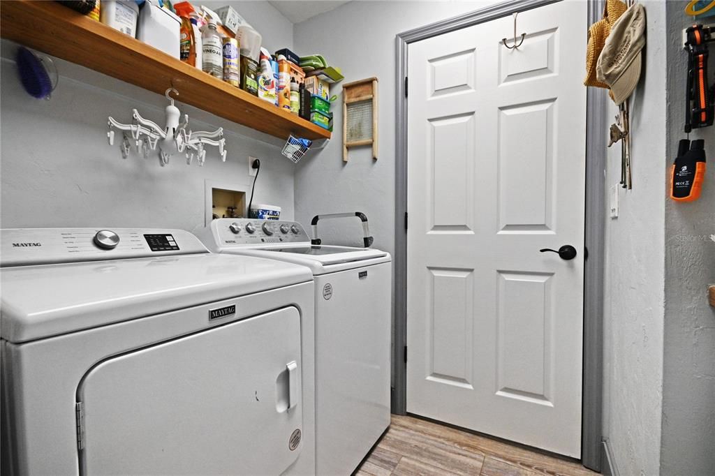 Interior, Washer, Wood Texture Flooring