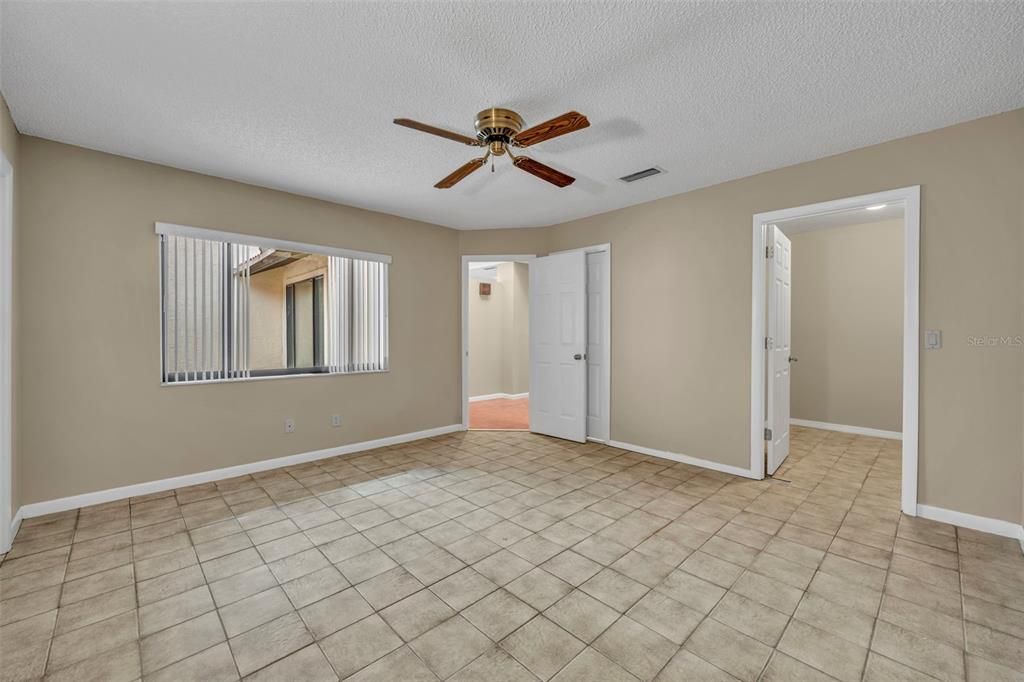 Empty room, Interior