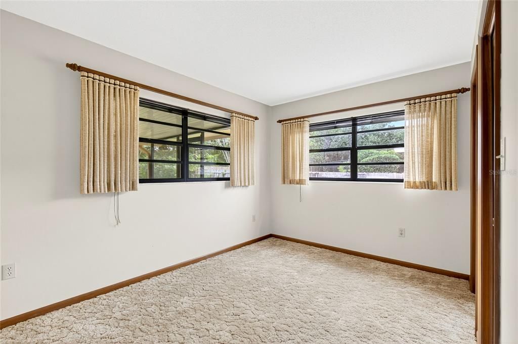 Empty room, Interior