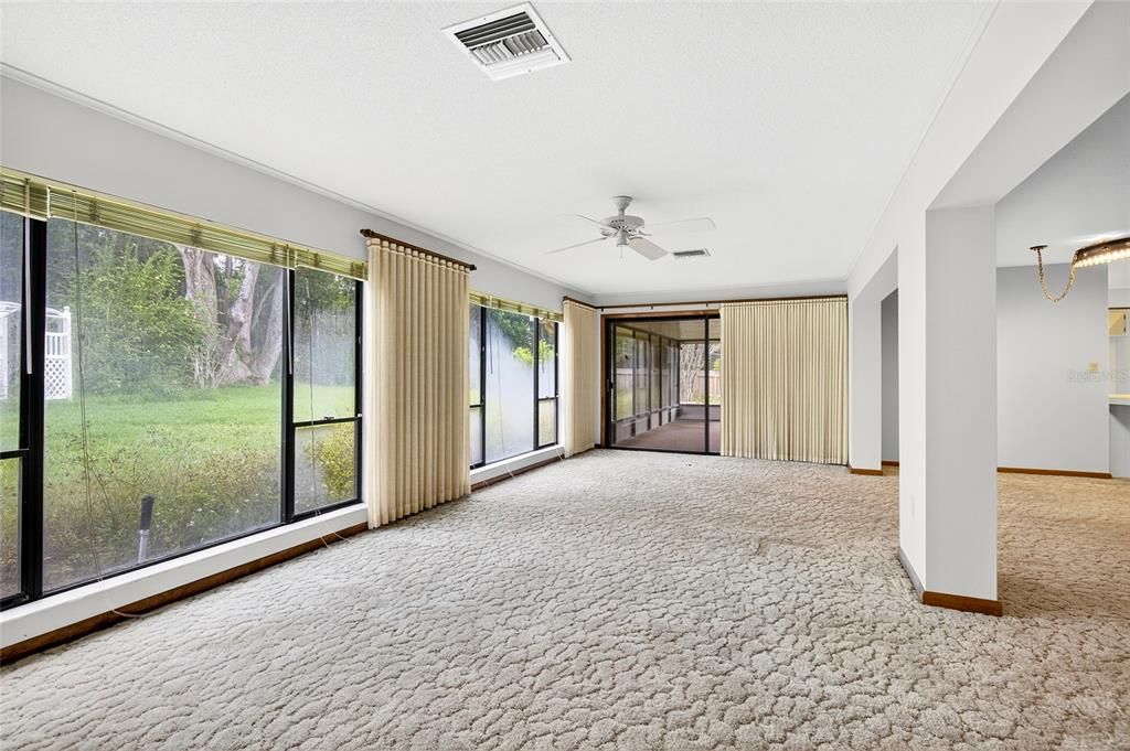 Empty room, Interior