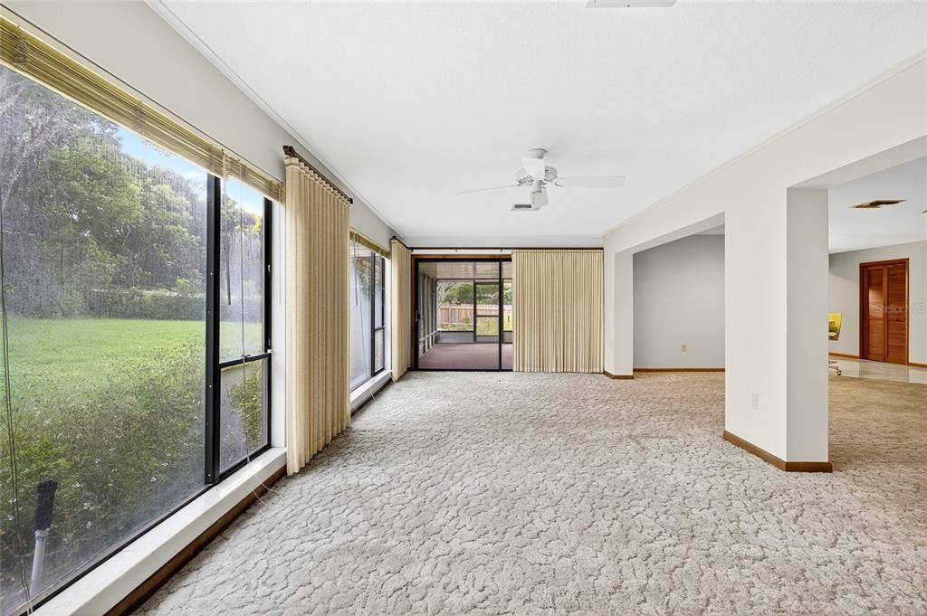 Empty room, Interior
