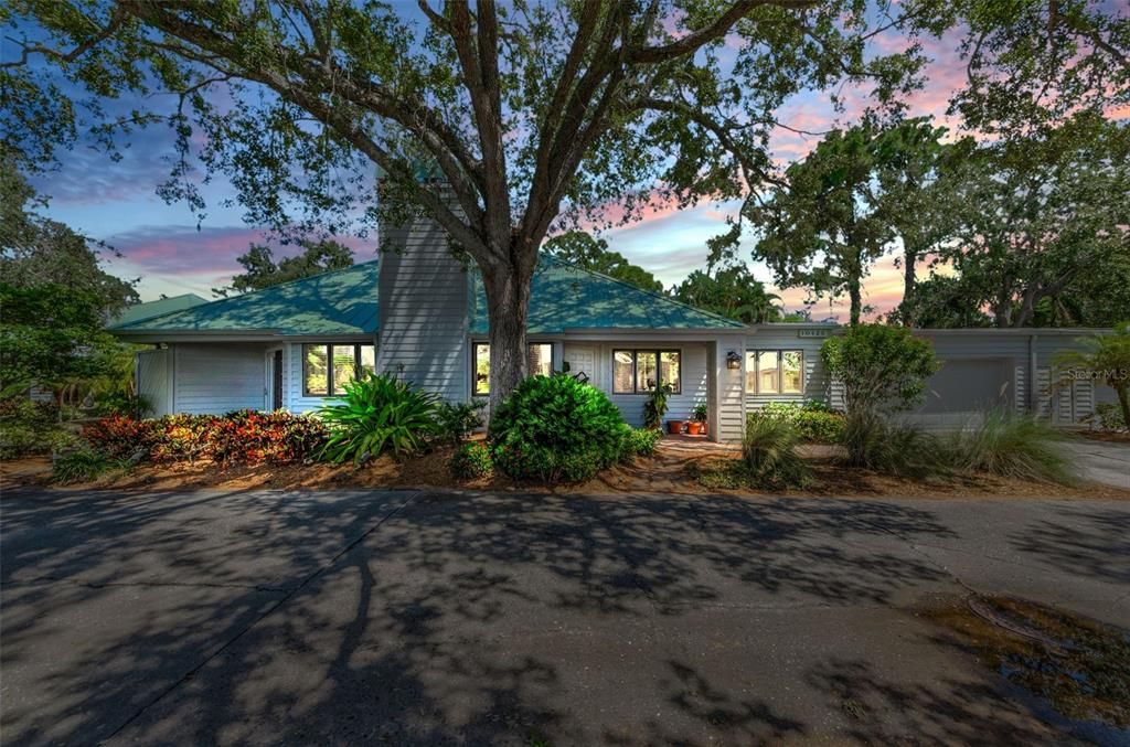 Attached, Exterior, Facade, Cape Cod