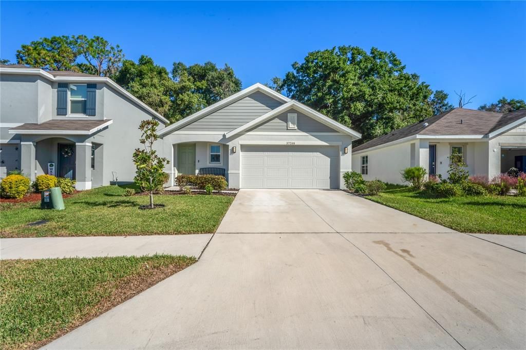 Attached, Exterior, Facade, American Craftsman