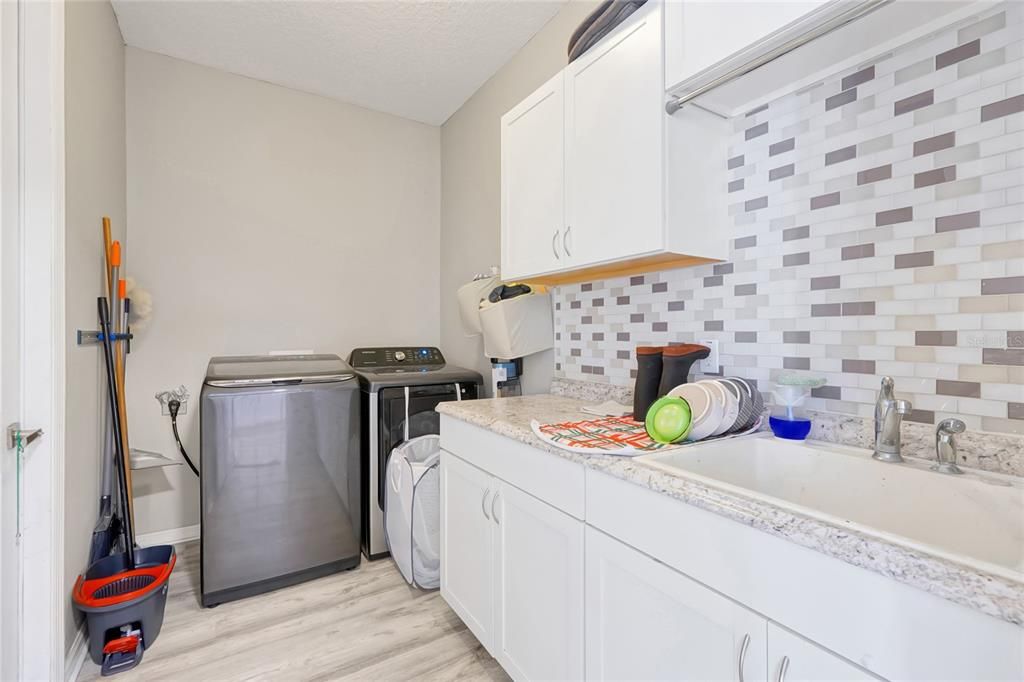 Interior, Washer, Wood Texture Flooring