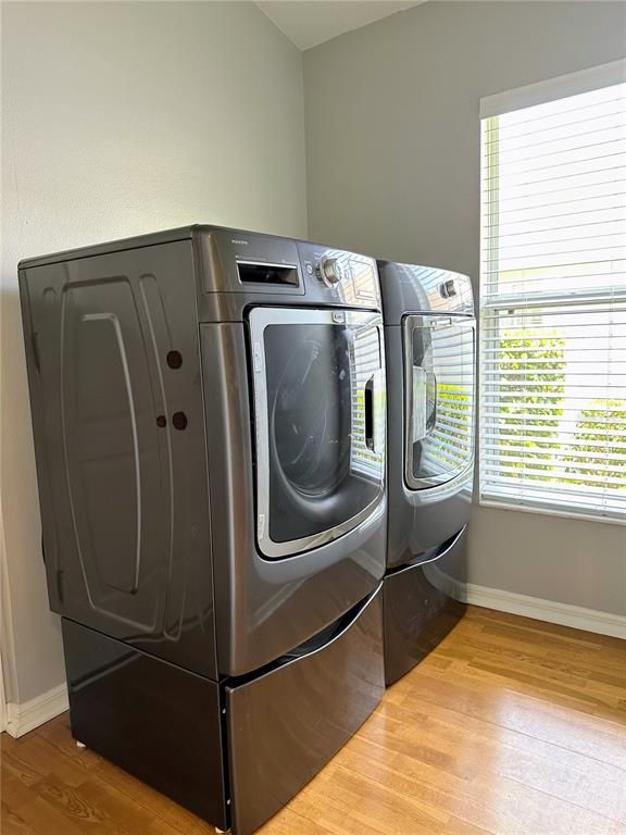 Interior, Washer, Wood Texture Flooring