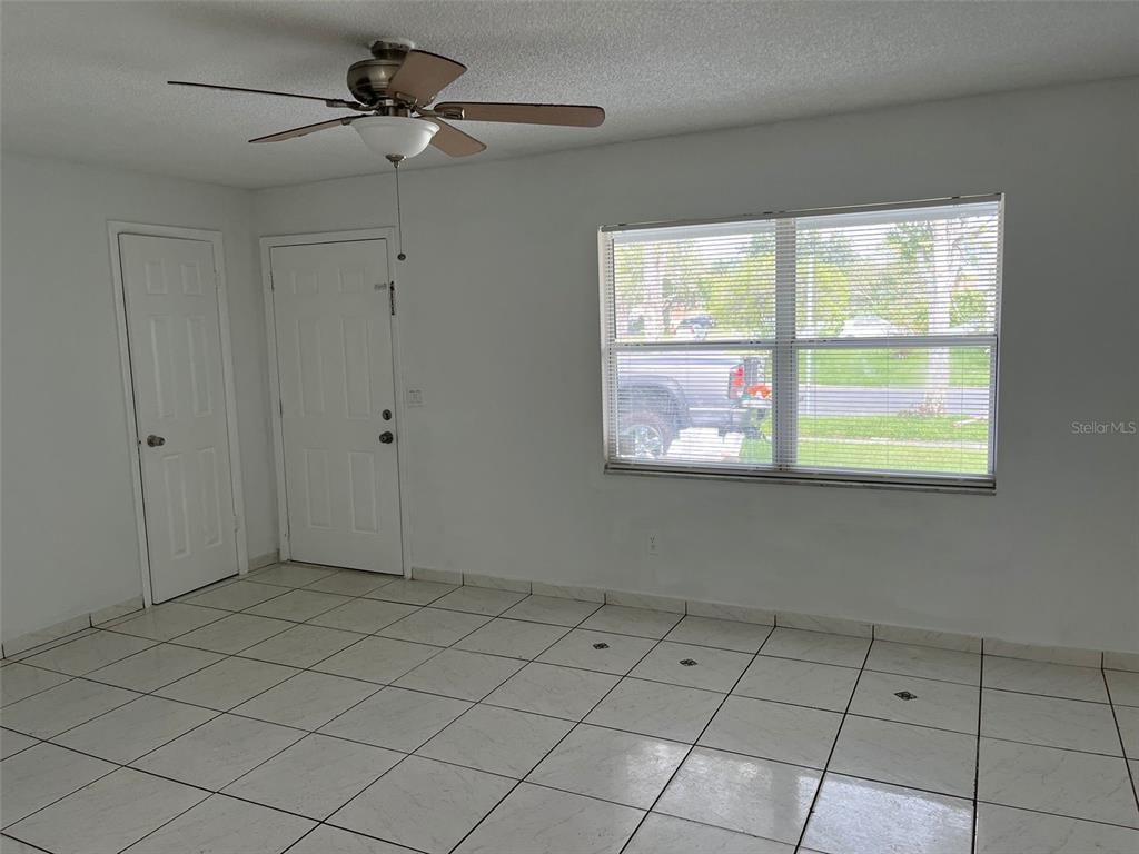 Empty room, Interior